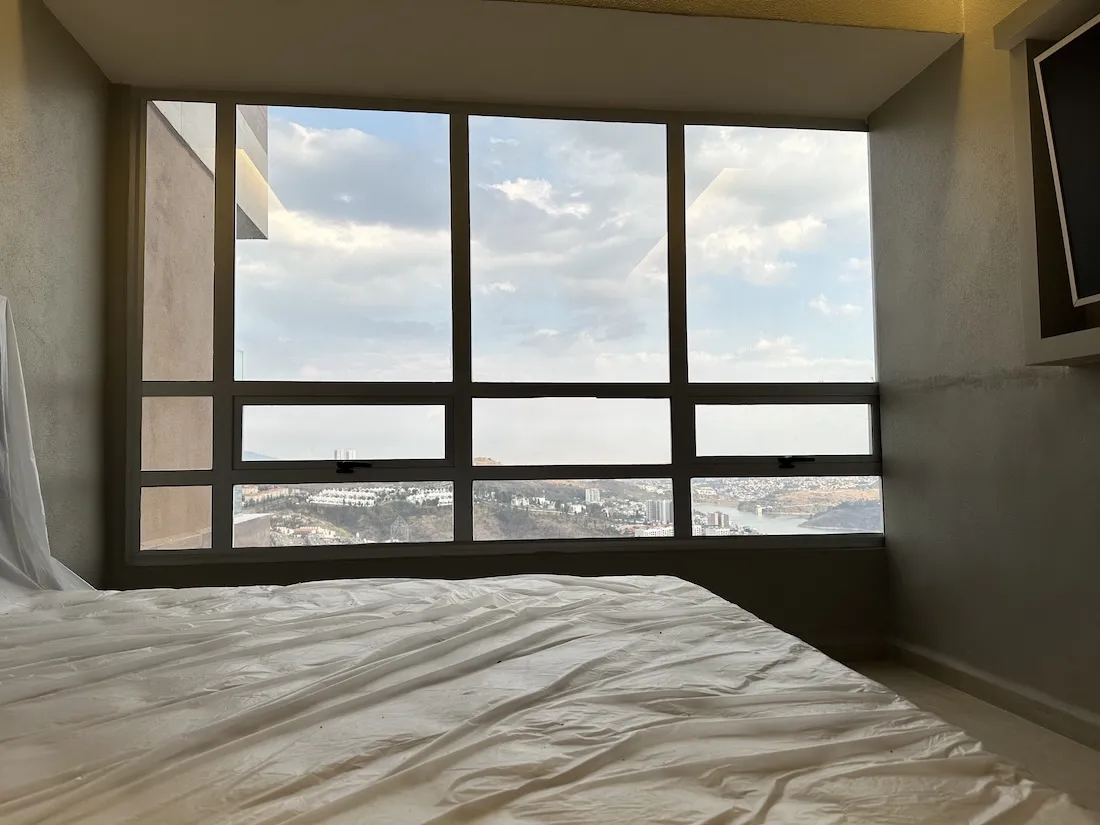 Smart Film antes: privacidad instantánea en modo opaco