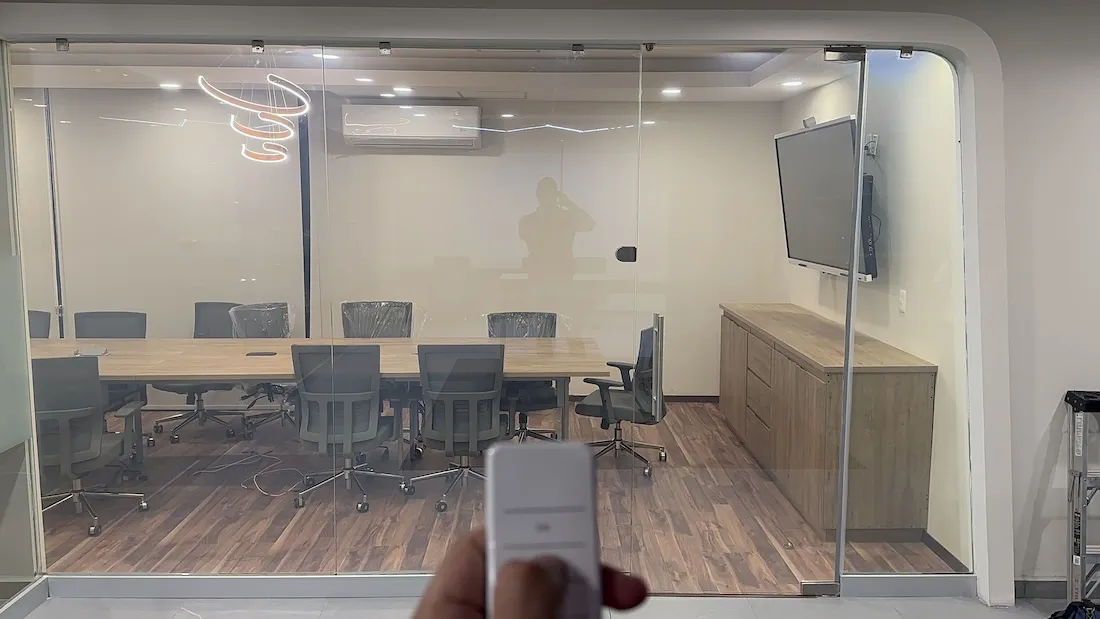 Smart Film antes: privacidad en vidrio opaco