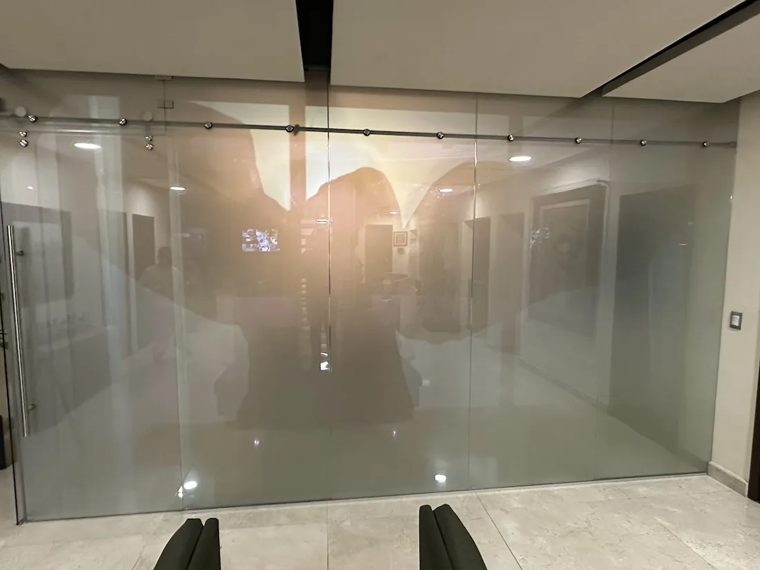 Smart Film después: ejemplo de vidrio transparente