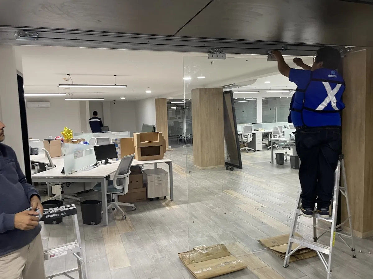 Proyecto Proyecto Copamex Puerta Automatica - Instalación de Smart Film (PDLC) por Comercializadora Garfuza