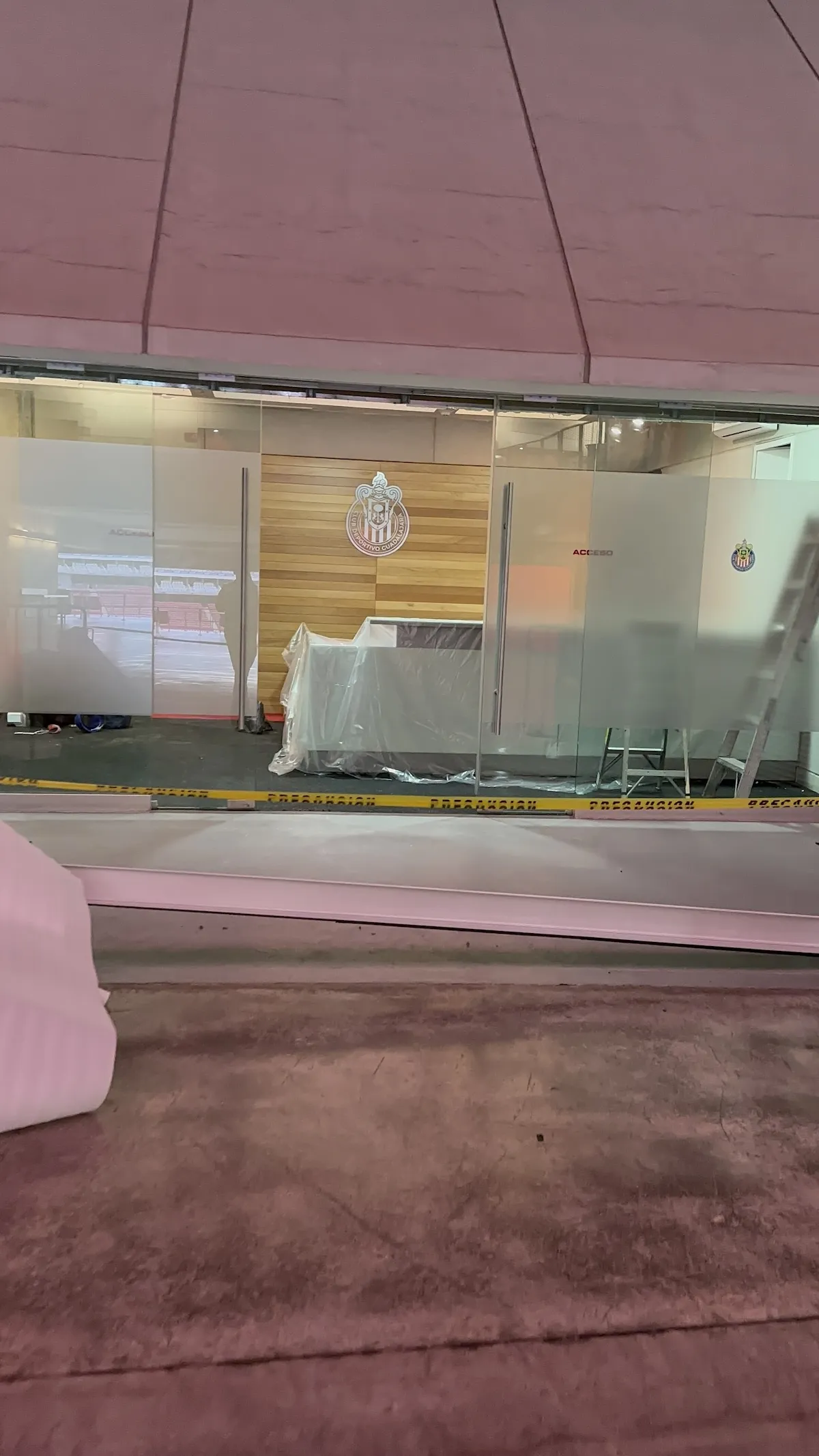 Proyecto Proyecto Direccion General Estadio Akron Puerta Automatica - Smart Film (PDLC) - Foto 14