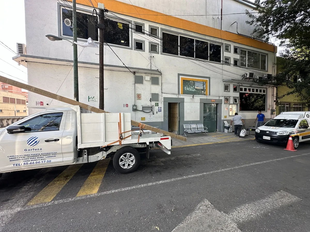 Proyecto Proyecto Fachada Med Centro Medico Puerta Automatica - Smart Film (PDLC) - Foto 2