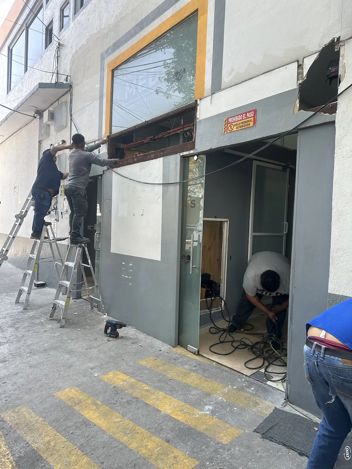 Proyecto Proyecto Fachada Med Centro Medico Puerta Automatica - Smart Film (PDLC) - Foto 5