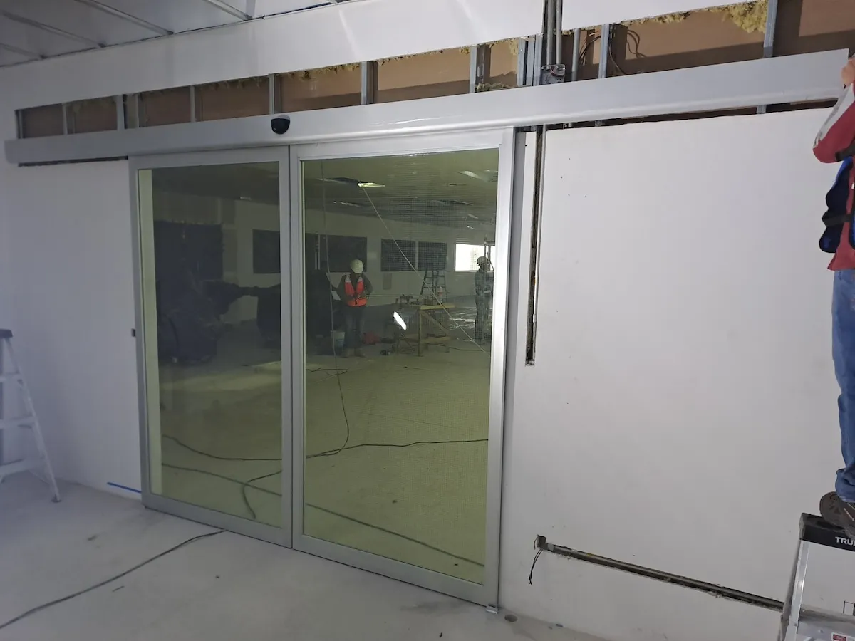 Proyecto Proyecto Farmaceutica Cordoba Veracruz Puertas Automaticas - Instalación de Smart Film (PDLC) por Comercializadora Garfuza