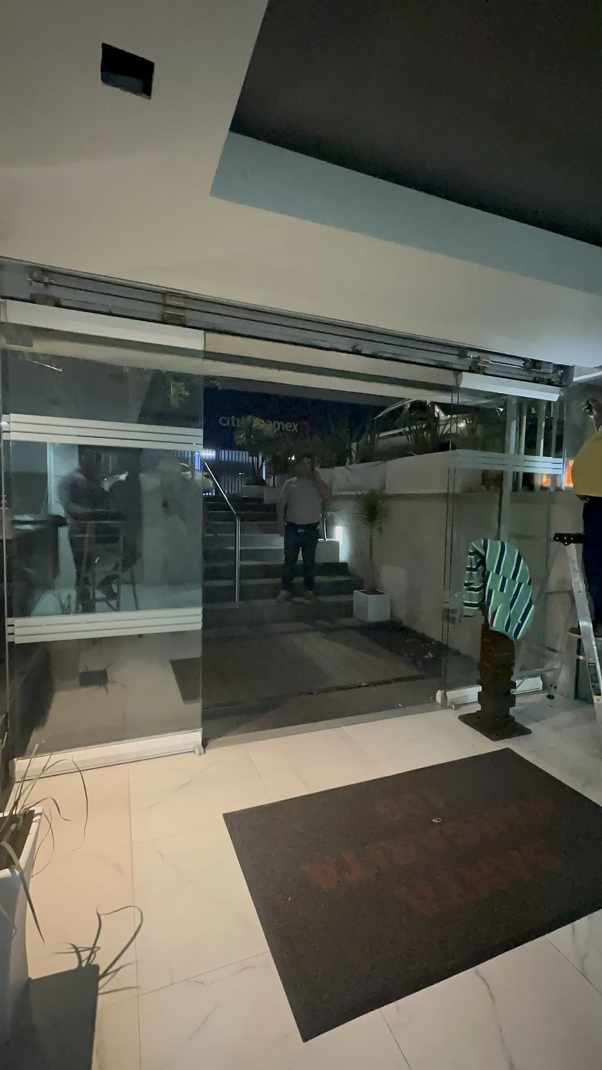 Proyecto Proyecto Hospital Santa Margarita Cdmx Puerta Automatica - Instalación de Smart Film (PDLC) por Comercializadora Garfuza