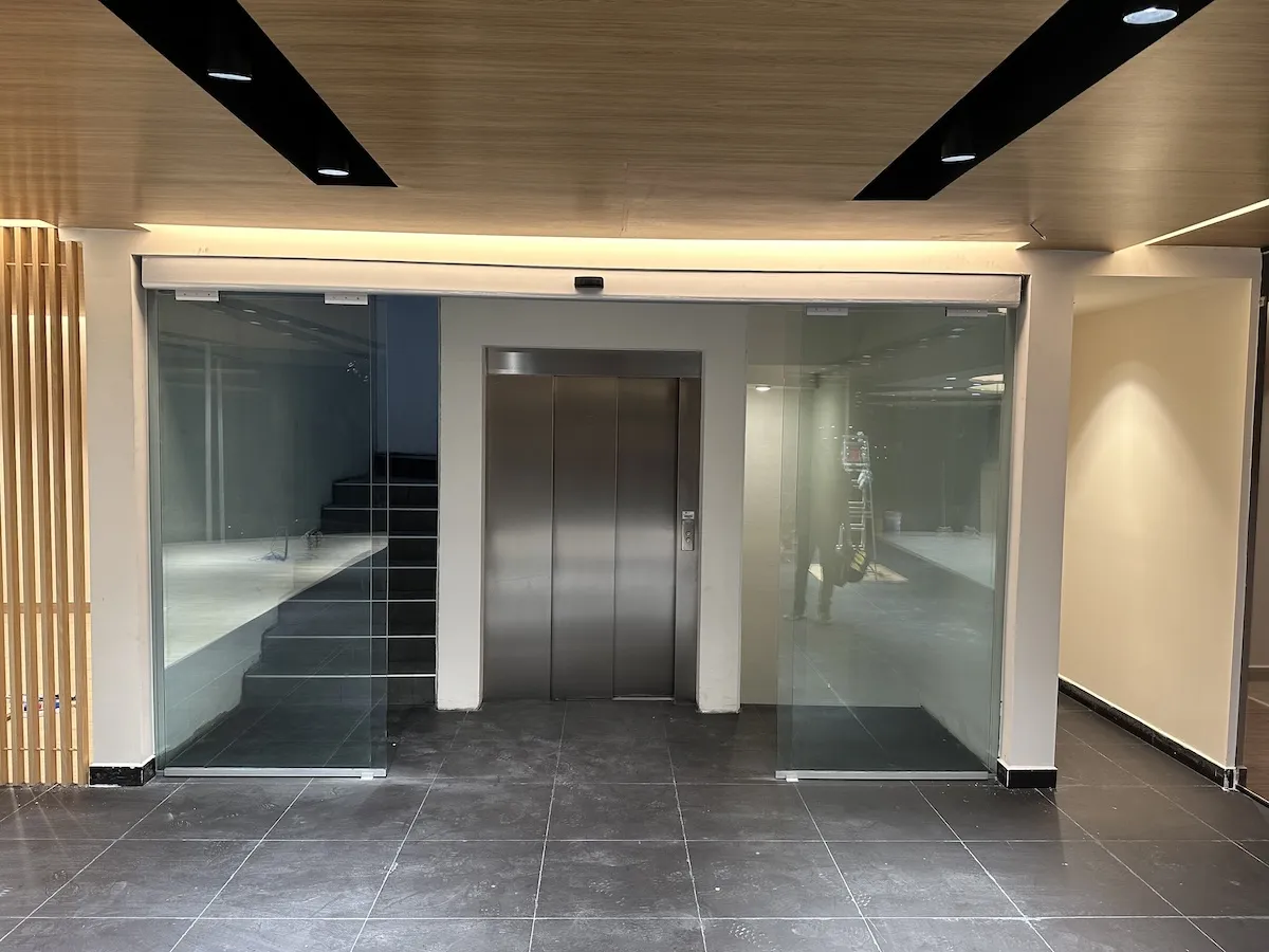 Proyecto Proyecto Nissan Iztacalco Puerta Automatica - Instalación de Smart Film (PDLC) por Comercializadora Garfuza