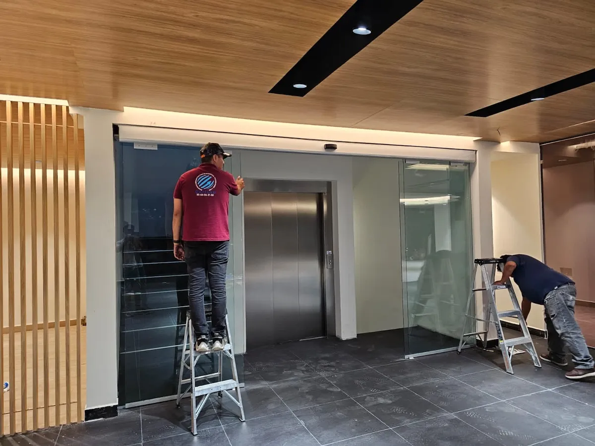 Proyecto Proyecto Nissan Iztacalco Puerta Automatica - Smart Film (PDLC) - Foto 2