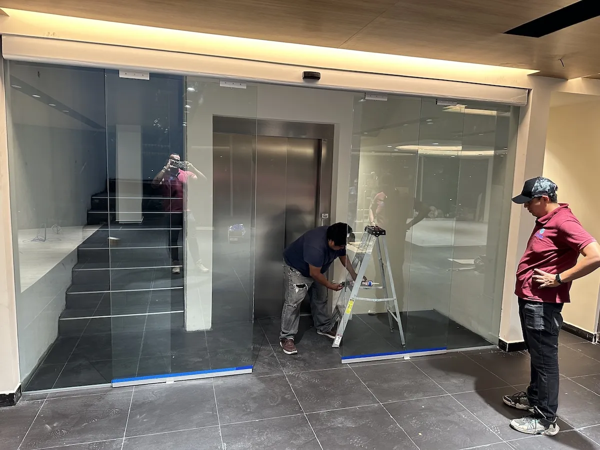 Proyecto Proyecto Nissan Iztacalco Puerta Automatica - Smart Film (PDLC) - Foto 4