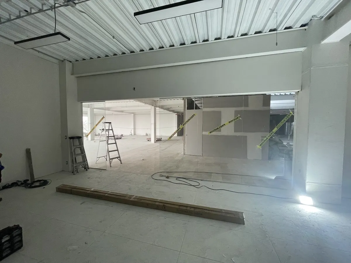 Proyecto Proyecto Plaza Comercial Dr Valenzuela Cdmx Puerta Automatica - Instalación de Smart Film (PDLC) por Comercializadora Garfuza