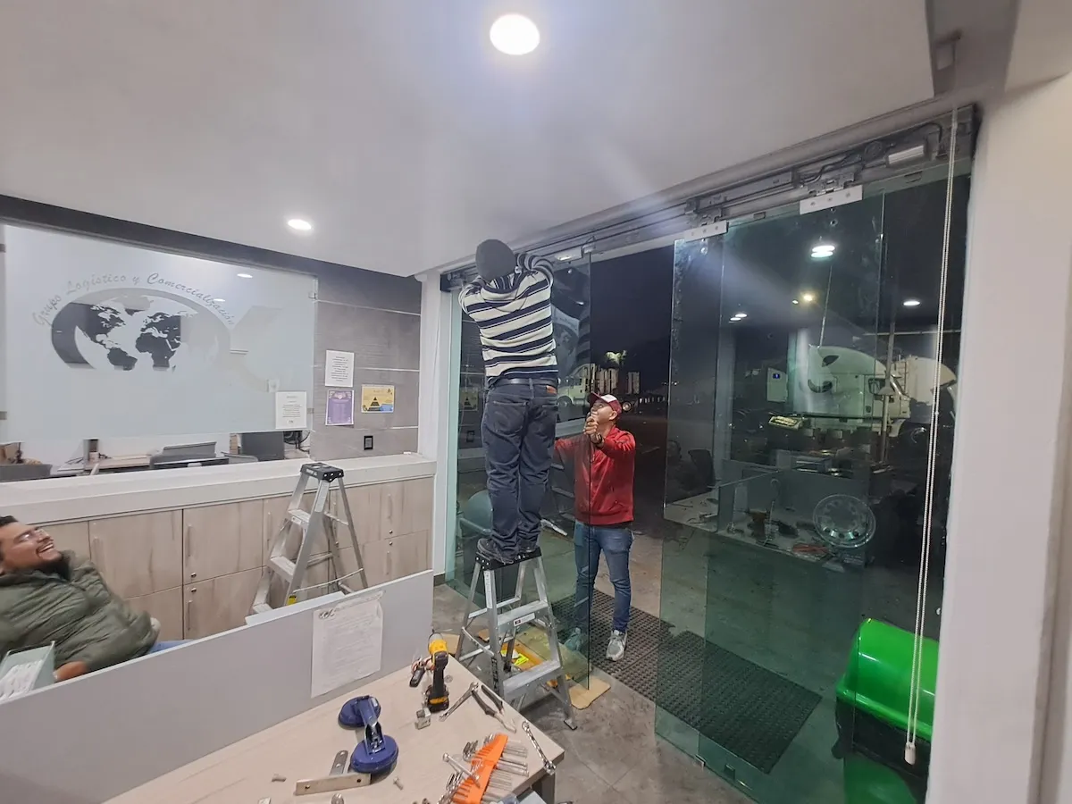 Proyecto Proyecto Transportes Alfa Puerta Automatica - Smart Film (PDLC) - Foto 6