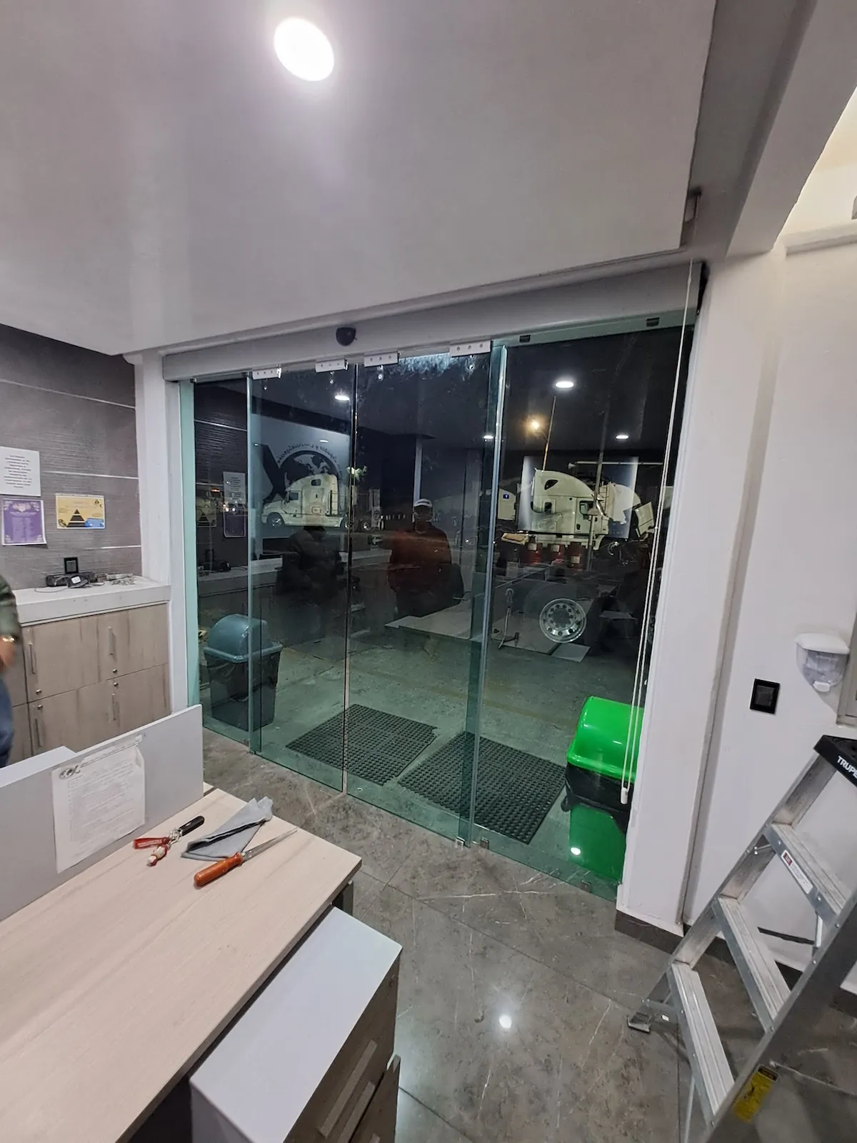 Proyecto Proyecto Transportes Alfa Puerta Automatica - Smart Film (PDLC) - Foto 8